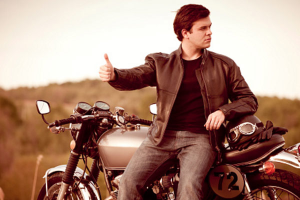 Молодой человек на мотоцикле